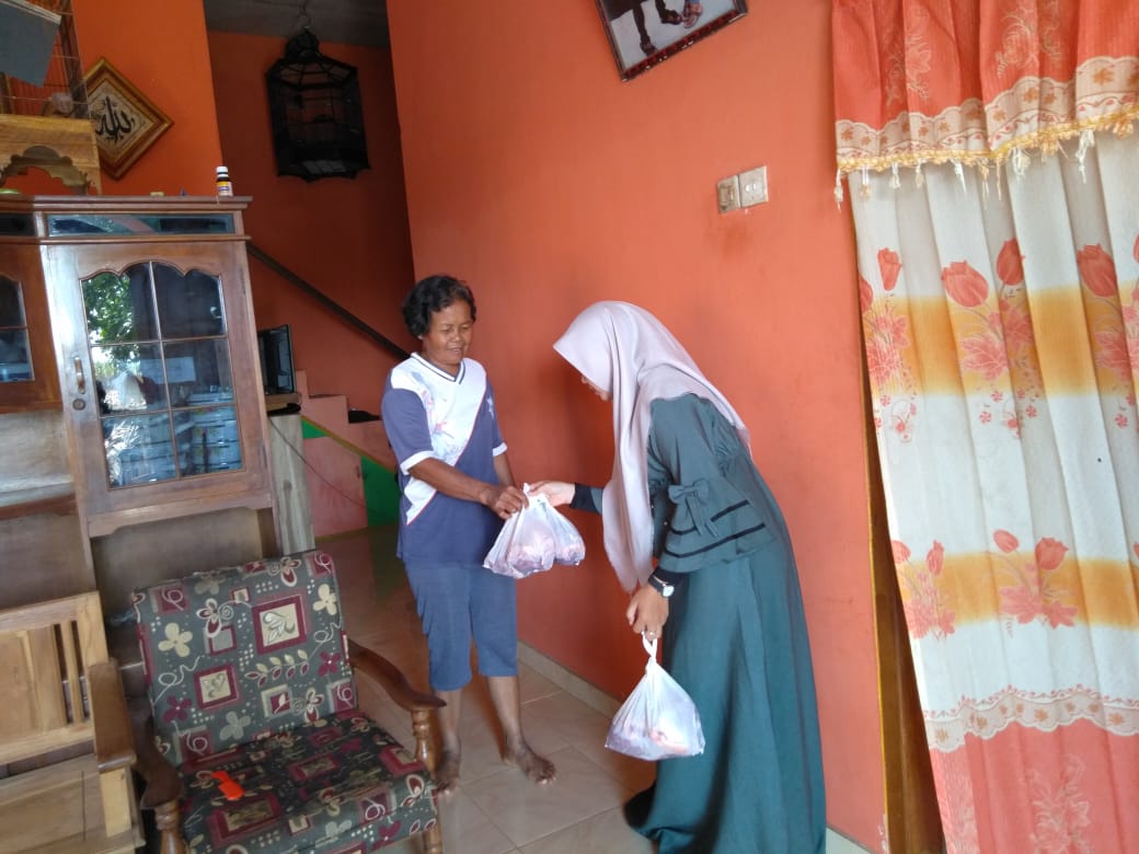 Distribusi daging kurban oleh mahasiswa STIKes Kepanjen (4)